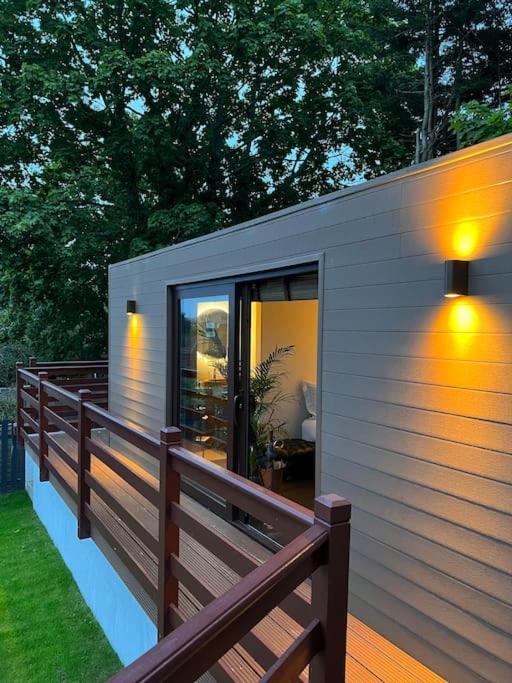 Luxurious Cabin With Desk & Mini Library Poole Exterior foto